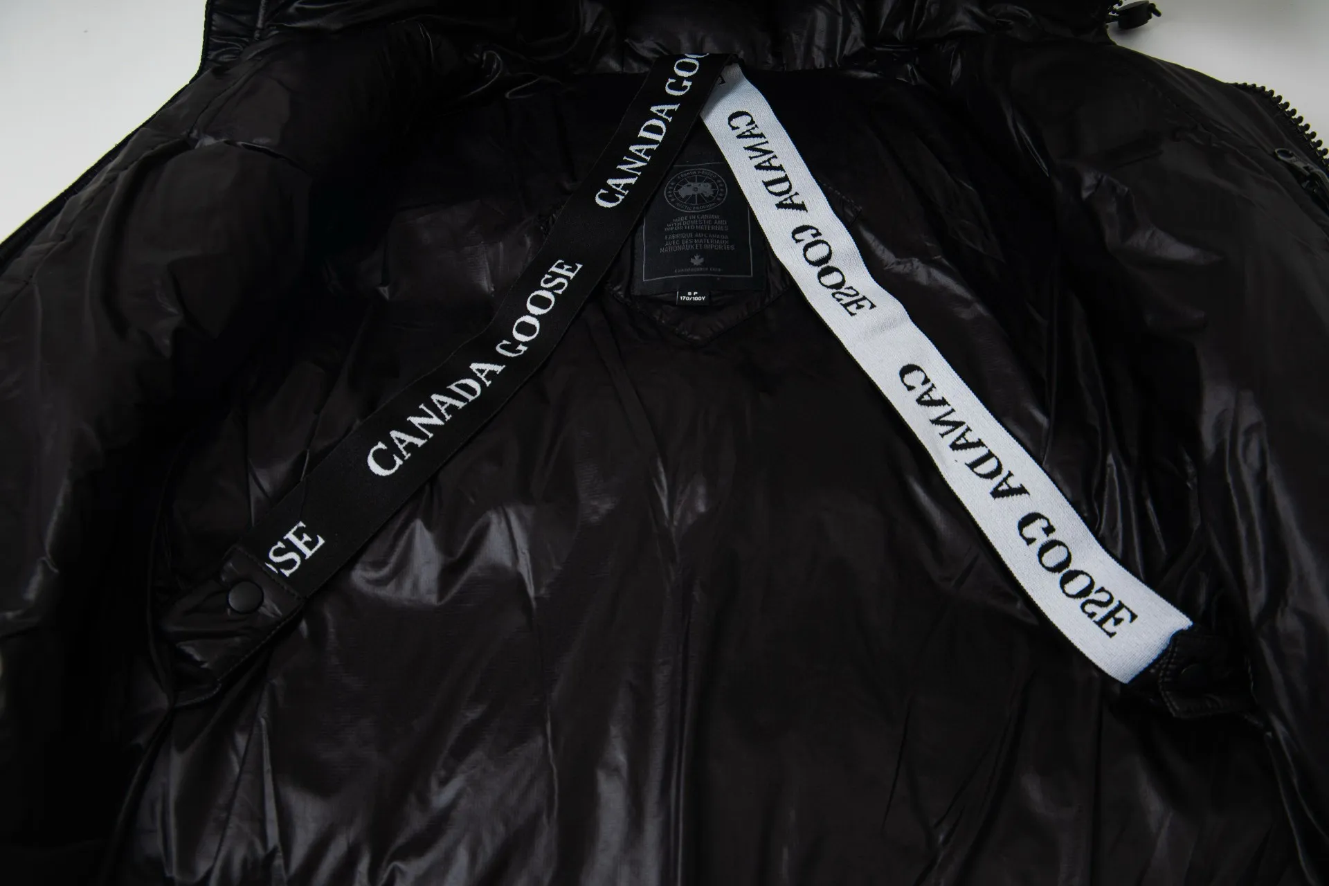 P780 Canada Goose New Puff Couple Style Hooded Down Jacket 1️⃣The fabric is made of recycled Feather-Light tear-resistant fabric, which is ultra-light and has no weight-bearing feeling on the upper body. The unique black label highlights the temperament. The interior is filled with white duck down, making the upper body very light and comfortable! 2️⃣It is very youthful and energetic, and can be easily worn by both men and women. It is very in line with the fashion aesthetic concepts of today's young people! 3️⃣ A full set of customized accessories, complete with three standards, same style for men and women, a must-have for couples. Size: S-XXL